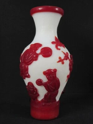  Jarrón chino de vidrio con superposición de Pekín tallado flor de ciruelo mariposa para dos niñas Foto 1 de 4