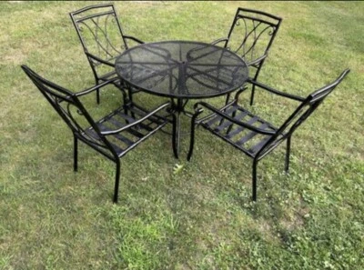 Hermoso juego de mesa y 4 sillas de patio de hierro forjado/aluminio * Foto 1 de 3