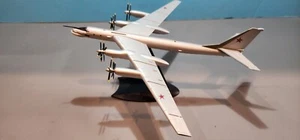 URSS TU-95 "OSO" MODELO DE METAL FUNDIDO A PRESIÓN ESCALA 1:200 CON ENGRANAJE A ESCALA Y SOPORTE - Imagen 1 de 9