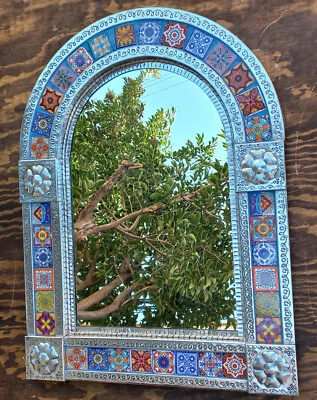 Espejo de hojalata perforado arqueado 33" hecho a mano arte popular mexicano decoración de pared grande Foto 1 de 4