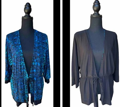 Chaqueta TravelSmith Mediana Reversible Estampado Negro/Azul Ligera Excelente Foto 1 de 4