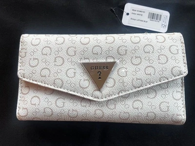 Cartera GUESS Blanca Texturizada Triple con Pequeño Monograma Bronceado y Logo Plateado Nueva con Etiquetas Foto 1 de 4