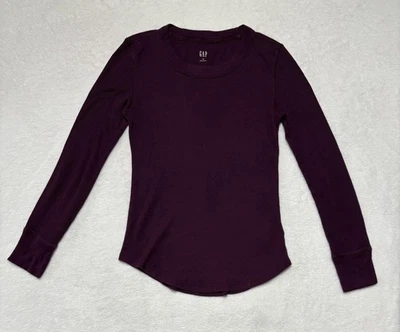 Camisa GAP feminina XS roxa waffle malha térmica manga longa gola redonda bainha curva - Imagem 1 de 4