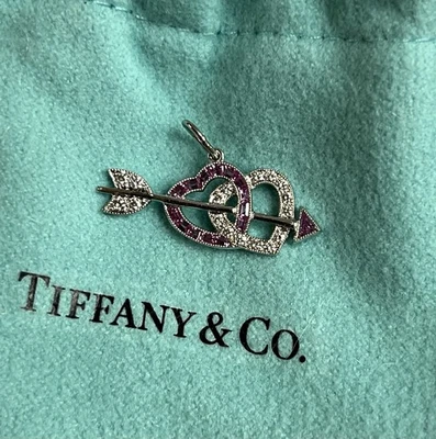 Tiffany & Co. Платиновый бриллиант розовый сапфир сердца и стрелы подвеска - Изображение 1 из 4
