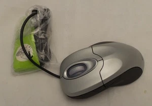 Microsoft 1004 X800495-109 IntelliMouse Explorer 4.0 with Tilt-Wheel (B75-00092) - Picture 1 of 1