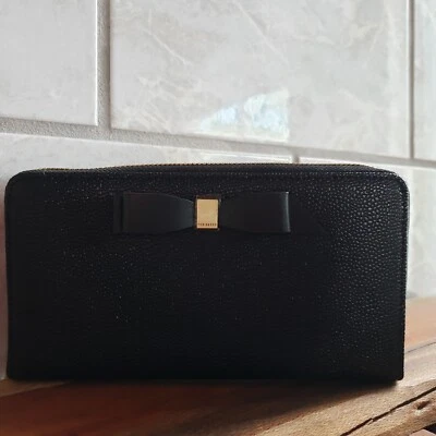 Ted Baker- AINE- Couro Bow - Carteira Matinê com Zíper ao Redor- Preta- Nova Com Etiqueta- $149 - Imagem 1 de 4