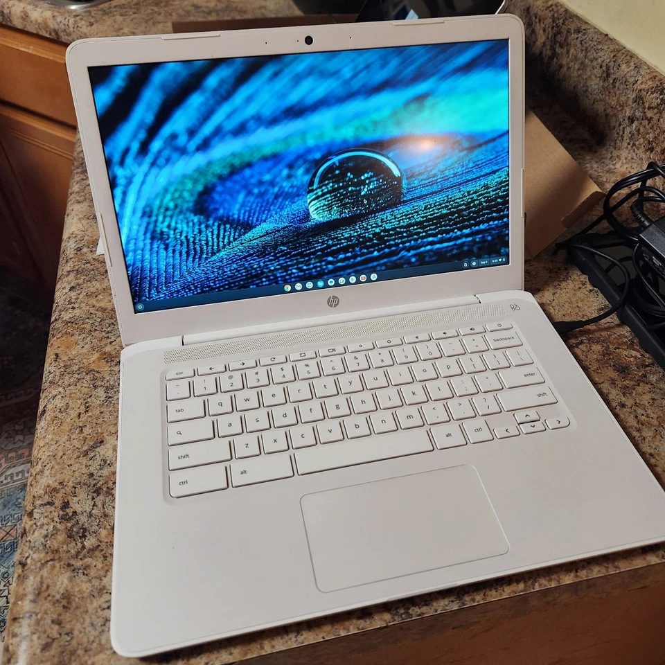 HP Chromebook 14 polegadas (32 GB, Intel Celeron N3350, 1.1GHz, 4GB SDRAM) 14-ca051wm - Imagem 1 de 4