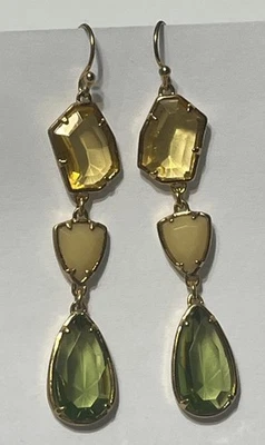 Висячие серьги с желтыми и зелеными кристаллами с белой эмалью золотистого цвета  - Изображение 1 из 2