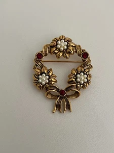 Vintage Avon "Festive Wreath" Brooch Pin Faux Pearls Red Rhinestones Christmas - Picture 1 of 7
