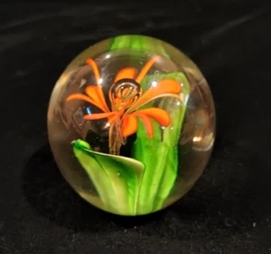 Pisapapeles vintage de vidrio soplado a mano libélulas y flor naranja aprox 3" - Imagen 1 de 7