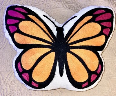 Almohada Bordada Mariposa Aprox 19”x 12” Hermosos Detalles y Color Foto 1 de 4