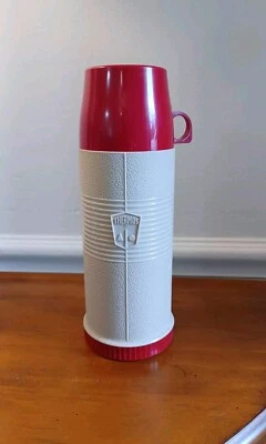 Termo Vintage Modelo 2202 Tamaño Pinta Rojo y Beige Americano Termo Productos Bebida Foto 1 de 4