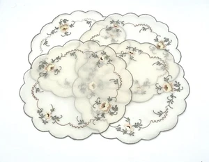 4er Set Vintage bestickte Deckchen Blumen rund gewellte Kanten Nadelarbeit - Bild 1 von 4