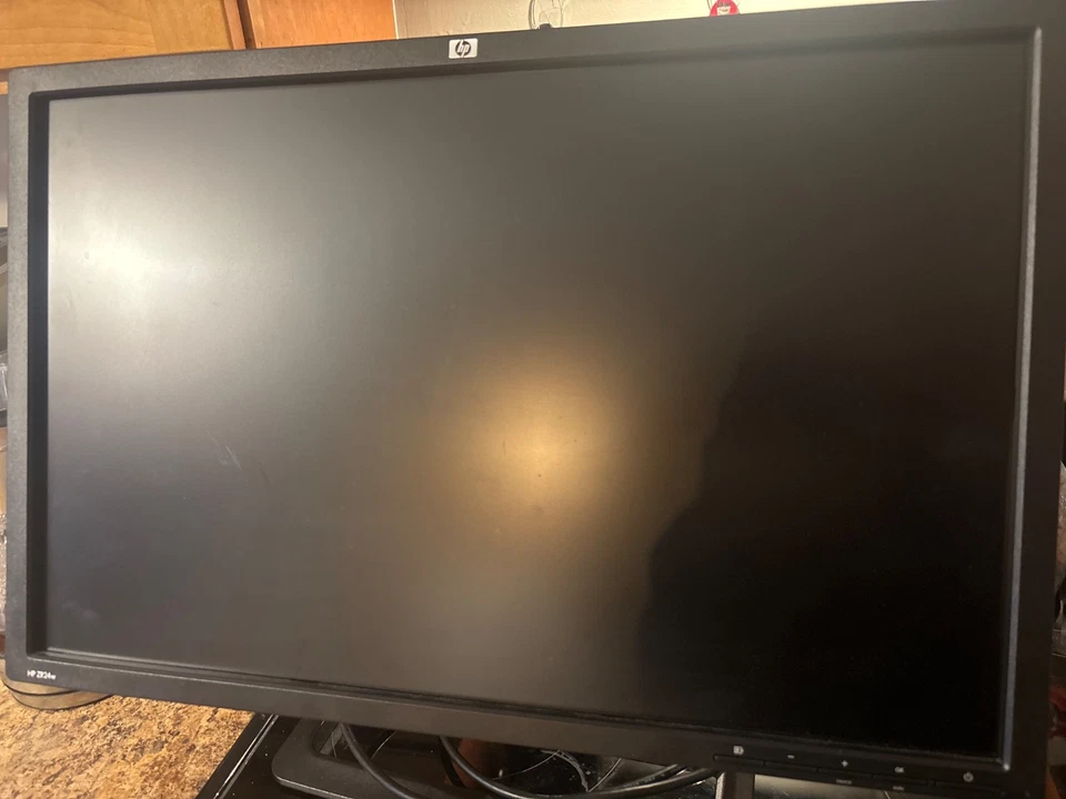 HP Monitors 24" 1920 x 1200 Widescreen DP DVI VGA LCD W/STAND & POWER CABLES - Image 1 of 1