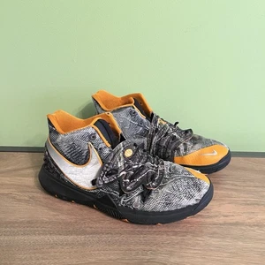 Nike Kyrie 5 PE Taco Tenis Juveniles 6Y Camuflaje Naranja AQ2456-902 - Imagen 1 de 19