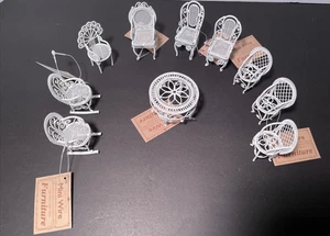 Mesa y sillas de muebles de mimbre blanco de metal miniatura para casa de muñecas de 10 piezas NOS - Imagen 1 de 8
