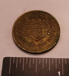 Vintage Showbiz Pizza Metall Spiel Medaille Münze - Bild 1 von 2