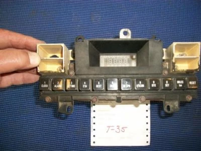 84 LINCOLN CONTINENTAL INFO CENTER 145644 - Image 1 of 2