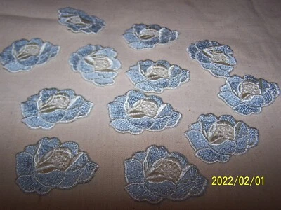 Ancienne application en coton brodé. Jolie fleur bleu ciel. Années60. N°134 - Photo 1/4