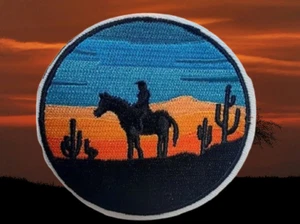 Cowboy Desert Sunset Horseback - 3" bordado hierro en parche / envío incluido - Imagen 1 de 4