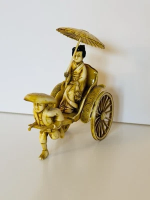 Japanische Vintage Figur – Geisha im Rikschawagen mit Schirm, ca. 9 cm - Bild 1 von 4