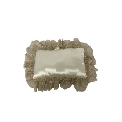 Anillo de boda de encaje satinado vintage almohada ceremonia nupcial en beige liso Foto 1 de 4