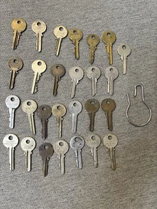 27 chiavi stile Yale - usate e vuote - Foto 1 di 11