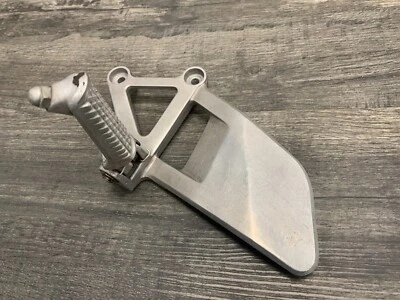 VFR750F 1990-1993 Interceptor Honda OEM reposapiés delantero izquierdo estribo soporte de peldaño Foto 1 de 4