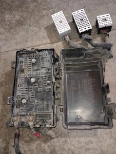 Chevy Express GMC Savana 1500 2500 3500 2008-2009 caja de fusibles de motor OEM 25888289 - Imagen 1 de 7