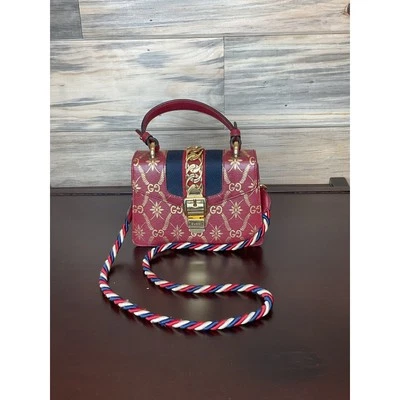 GUCCI Rojo Logo Impreso Piel de becerro Mini Sylvie Bolso Cartera Bolso de mano Foto 1 de 4