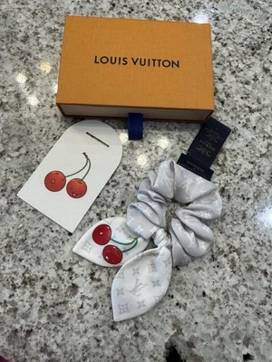 🍒Louis Vuitton Cherry Murakami LV x TM Monograma Cerise Scrunchie NUEVO Blanco Solo Foto 1 de 4