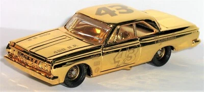 1/64 = Richard Petty / Gold / 1964 64 Plymouth Belvedere / 1er coche de campeonato Foto 1 de 3