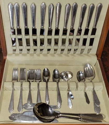 Antique LUNT Sterling Silver WILLIAM & MARY Flatware Service for 12 - 83 Pieces Cover