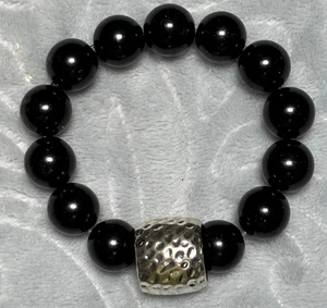 Black Lucite bead Silver Tone Hammered Ring Bead Stretch Bracelet - Picture 1 of 1