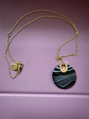 Collar firmado Michael Kors paisaje urbano disco tono dorado negro ágata colgante Foto 1 de 4