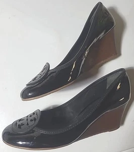 Tory Burch Louisa Black Patent Leather Wedge Heels Pumps Shoes 6 Preppy Career - Picture 1 of 8