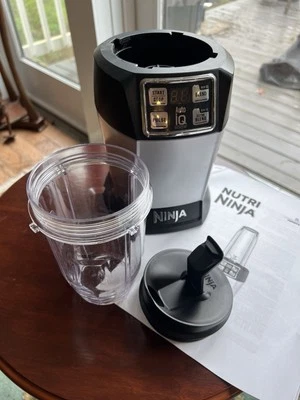 Motor y taza Nutri Ninja Pro Auto IQ BL482QPL con tapa para sorber Foto 1 de 4