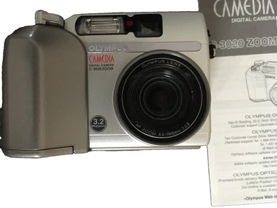 Olympus C-3020 Zoom Digitalkamera  CCD  3 MP  silber  gebraucht  guter Zustand - Bild 1 von 4