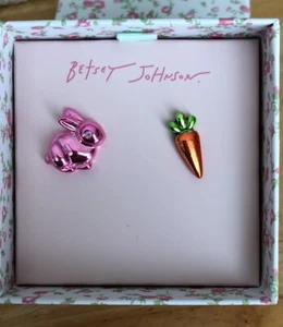 Betsey Johnson Pink Bunny & Orange Metallic Carrot Mismatch Stud Earrings NIB - Picture 1 of 14