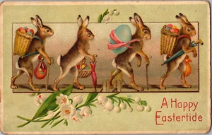Cartolina Happy Eastertide coniglietti che camminano verticali portando uova timbro 1909 - Foto 1 di 2