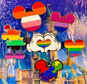🌈 Lote de 6 prendedores Orgullo Disney - Lesbianas Gay Mickey Arco Iris Corazón Manos LGBTQ+ prendedores - Imagen 1 de 2