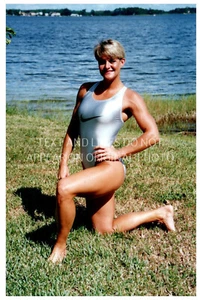 Hermoso Traje de Baño Rubio 4x6" Sexy Rodilla Postura Mujer Culturista - Foto Encontrada - Imagen 1 de 1