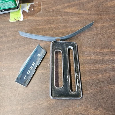 Pontiac GTO Lemans 1965-1967 consola automática moldura bisel de cambio placa superior GM Foto 1 de 4