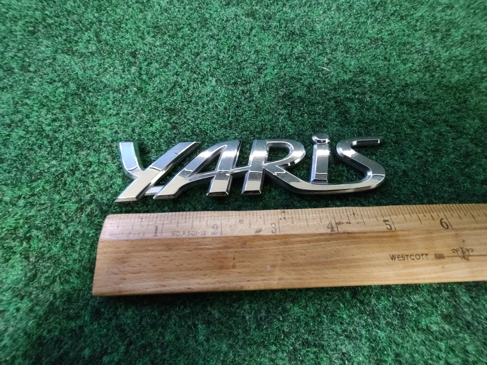 Toyota Yaris 2006-2011 emblema trasero logotipo insignia símbolo letras cromadas OEM 5S6 Foto 1 de 4