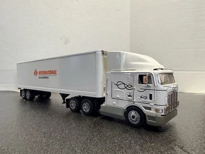 International 1/43 Scale Tractor Trailer  - Image 1 of 4