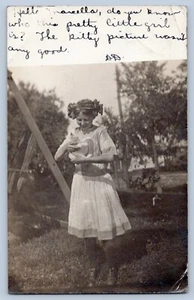 Niña en vestido sosteniendo gatito foto real postal RPPC 1911 Chicago Illinois - Imagen 1 de 2
