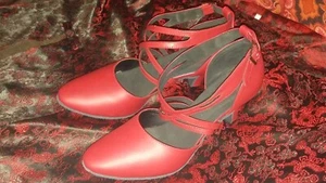 Tanzschuhe Damen Größe41 rot kaum getragen eine Schramme( siehe Fotos)Kunstleder - Bild 1 von 12