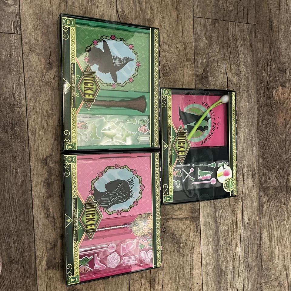 Juego de 3 diarios Wicked Elphaba & Glinda 2024 con bolígrafo y pegatinas objetivo Foto 1 de 1