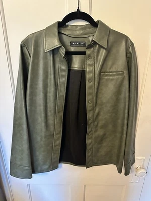 Chaqueta de cuero sintético para mujer Bagatelle Collection en verde oliva talla pequeña Foto 1 de 2
