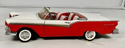 FRANKLIN MINT 1957 FORD FAIRLANE 500 SKYLINER HARDTOP SCALE 1:24 - Image 1 of 4